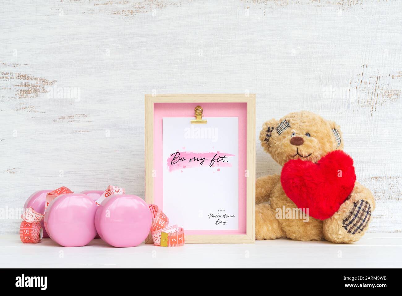 Mockup Bilderrahmen für Fitness gesunder Lebensstil mit Valentinstag & Liebe Saison Hintergrundkonzept. Bilderrahmen mit pinkfarbenen Hanteln, Meas Stockfoto