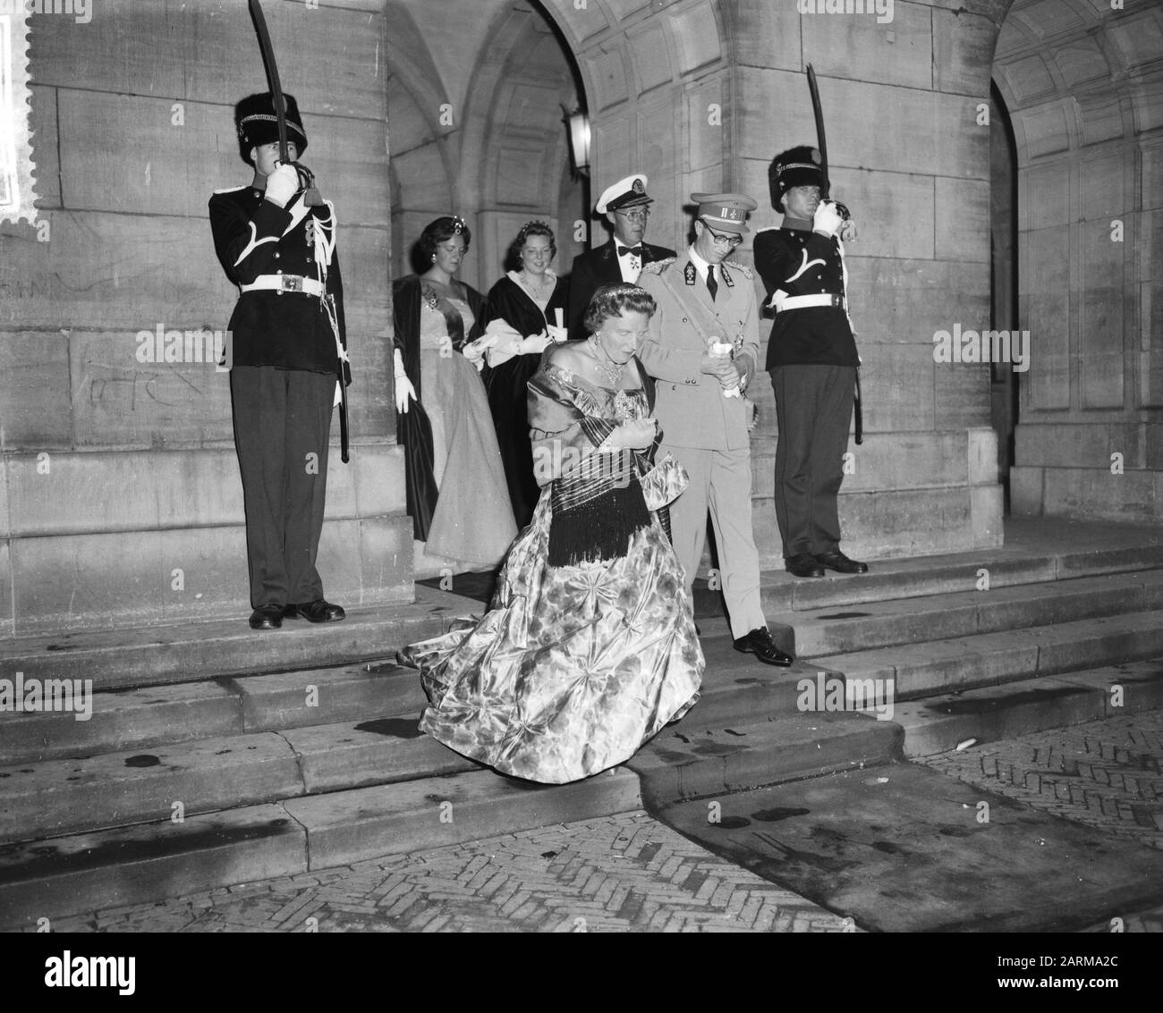 Die Abreise ihrer Königliche Hoheit Prinzessin Beatrix und Irene an das Stadttheater, König Baudouin, Königin Juliana und Prinz Bernhard verlassen das Datum: 9. Juli 1959 Stockfoto