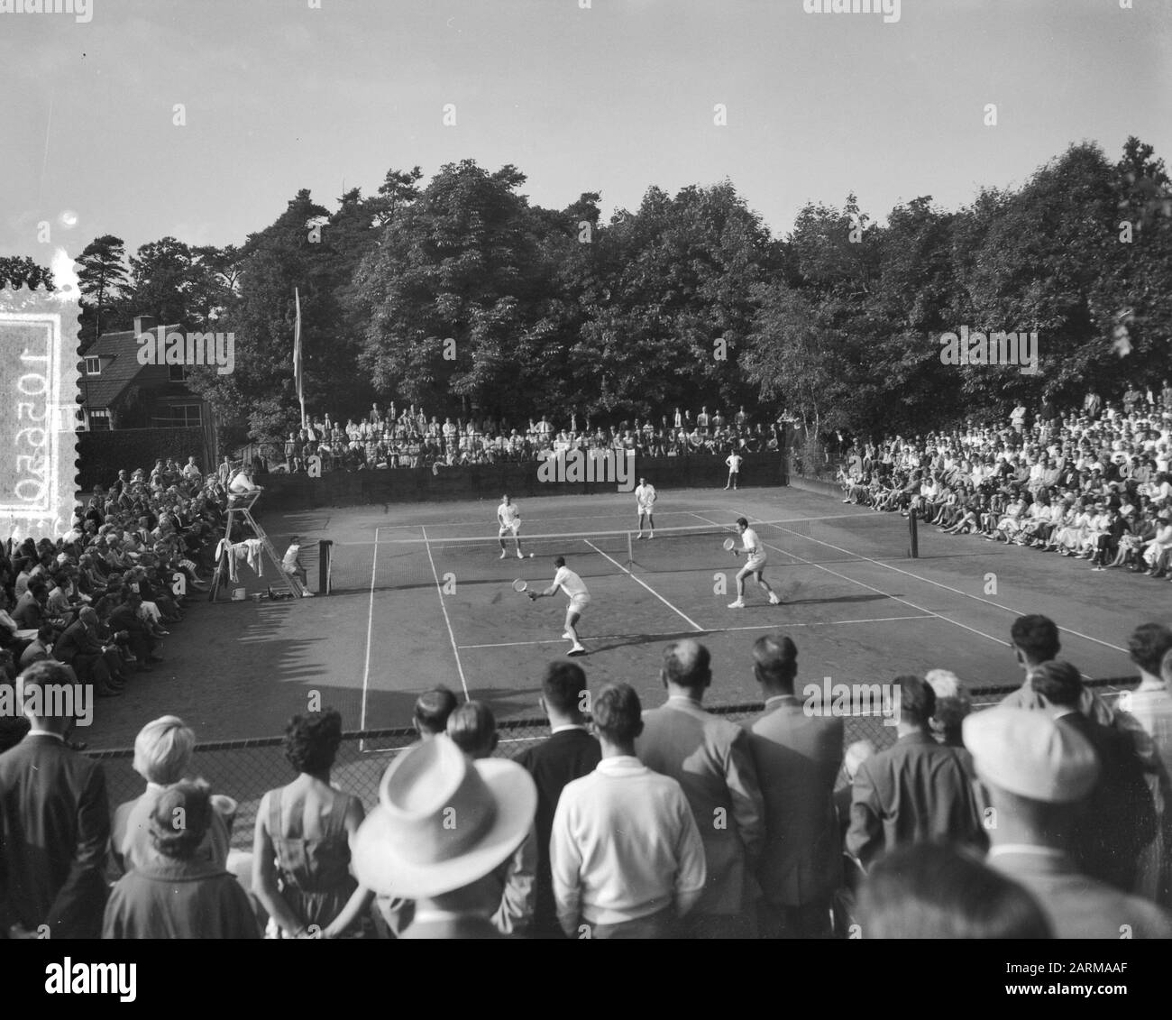 Finale des internationalen Tennisturniers in Hilversum. Herren Doppel. Hinter dem Netz Legenstein und Baco (Staatsloos), vor dem Netz A. Bey und N. Nette (Rhodesien) Anmerkung: Tennispark't Melkhuisje Datum: 2. August 1959 Ort: Hilversum Stichwörter: Sport, Tennis Personenname: BACO, Karl, Bey, A., Legenstein, Ladislav, N. Stockfoto
