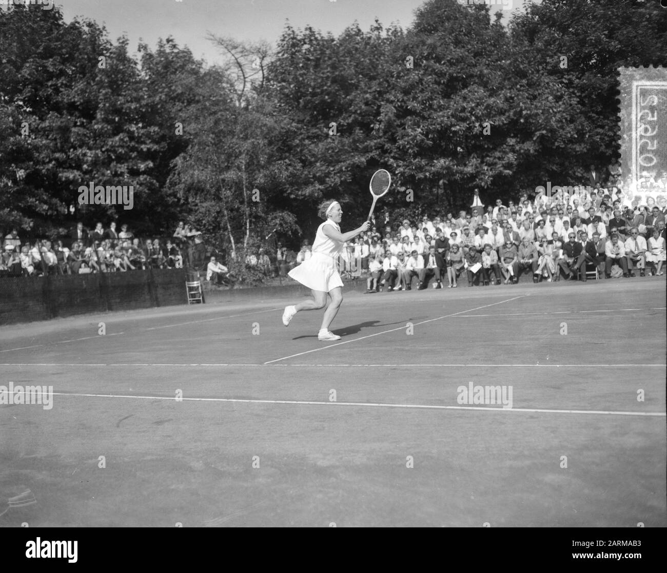 Finale des internationalen Tennisturniers in Hilversum. Schwester Peters-Schmier Anmerkung: Tennispark't Melkhuisje Datum: 2. August 1959 Ort: Hilversum Schlagwörter: Sport, Tennisname: Peters-Schmier, Schwester Stockfoto