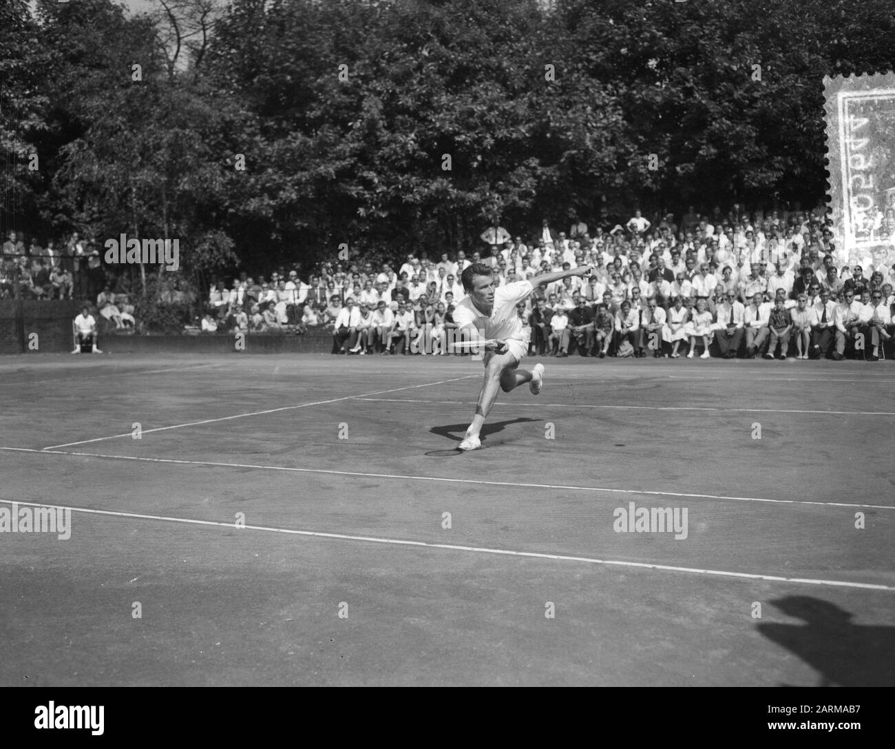 Finale des internationalen Tennisturniers in Hilversum. Brichant, Gewinner des Herreneinzels Annotation: Tennispark't Melkhuisje Datum: 2. August 1959 Ort: Hilversum Schlagwörter: Sport, Tennisname: Brichant, Jacky Stockfoto