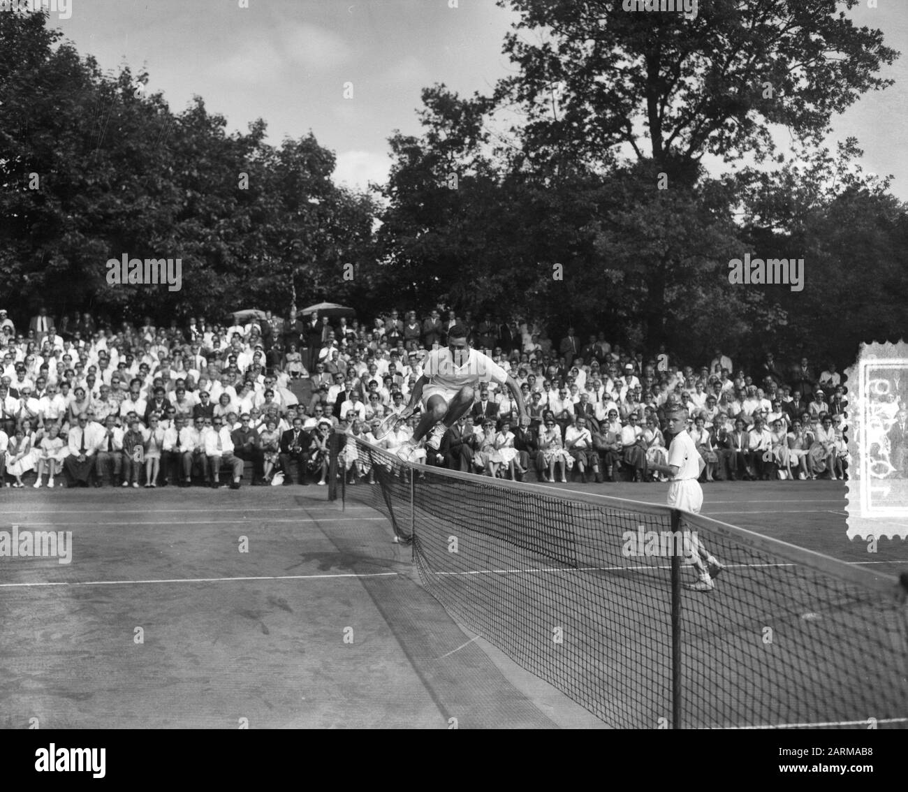 Finale des internationalen Tennisturniers in Hilversum. Legenstein springt über das Netz Annotation: Tennispark't Melkhuisje Datum: 2. August 1959 Ort: Hilversum Schlüsselwörter: Sport, Tennis Personenname: Legenstein, Ladislav Stockfoto