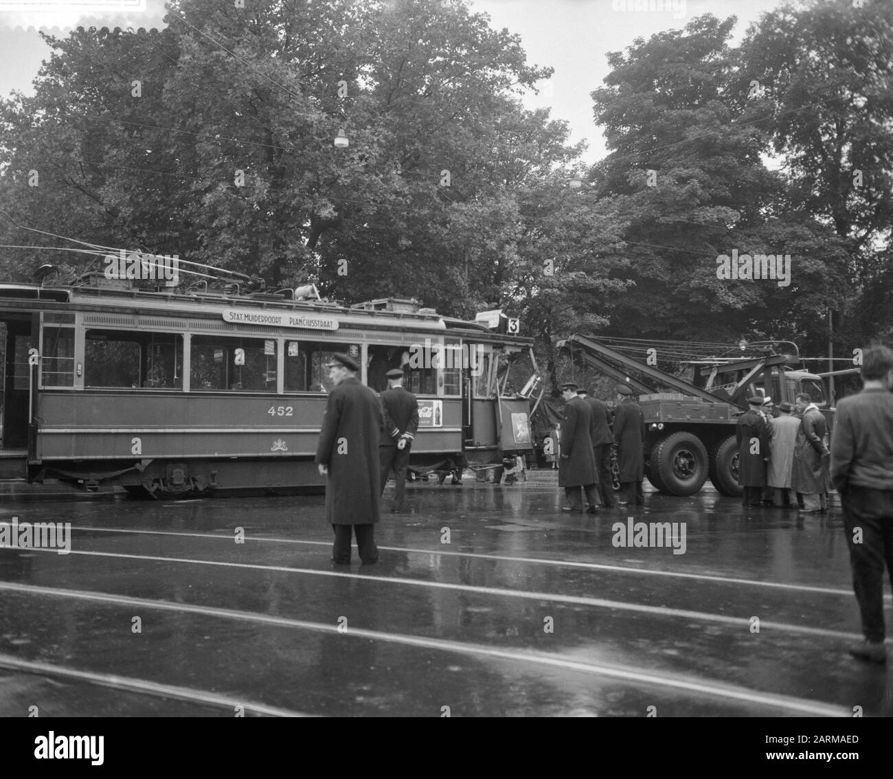 Kollision der Straßenbahn mit Lastwagen auf der Nassaukade, Abschleppen der zerstörten