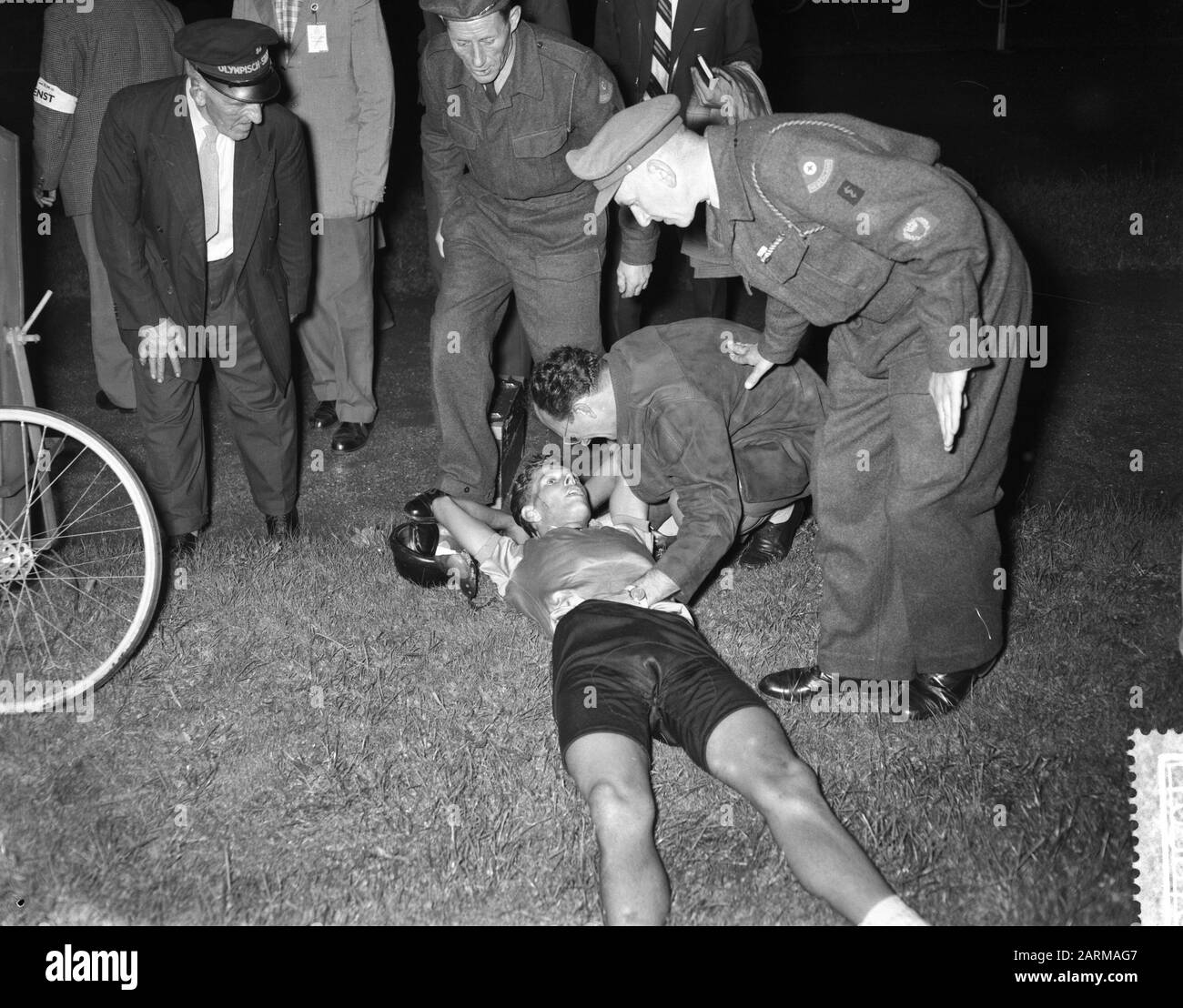 Weltmeisterschaft Radsport auf der Bahn in Amsterdam. Tube erschöpft nach dem Rennen Anmerkung: Stayeren Amateure Datum: 14. August 1959 Ort: Amsterdam, Noord-Holland Schlagwörter: Sport, Radsport persönlicher Name: Buis, Henk Stockfoto