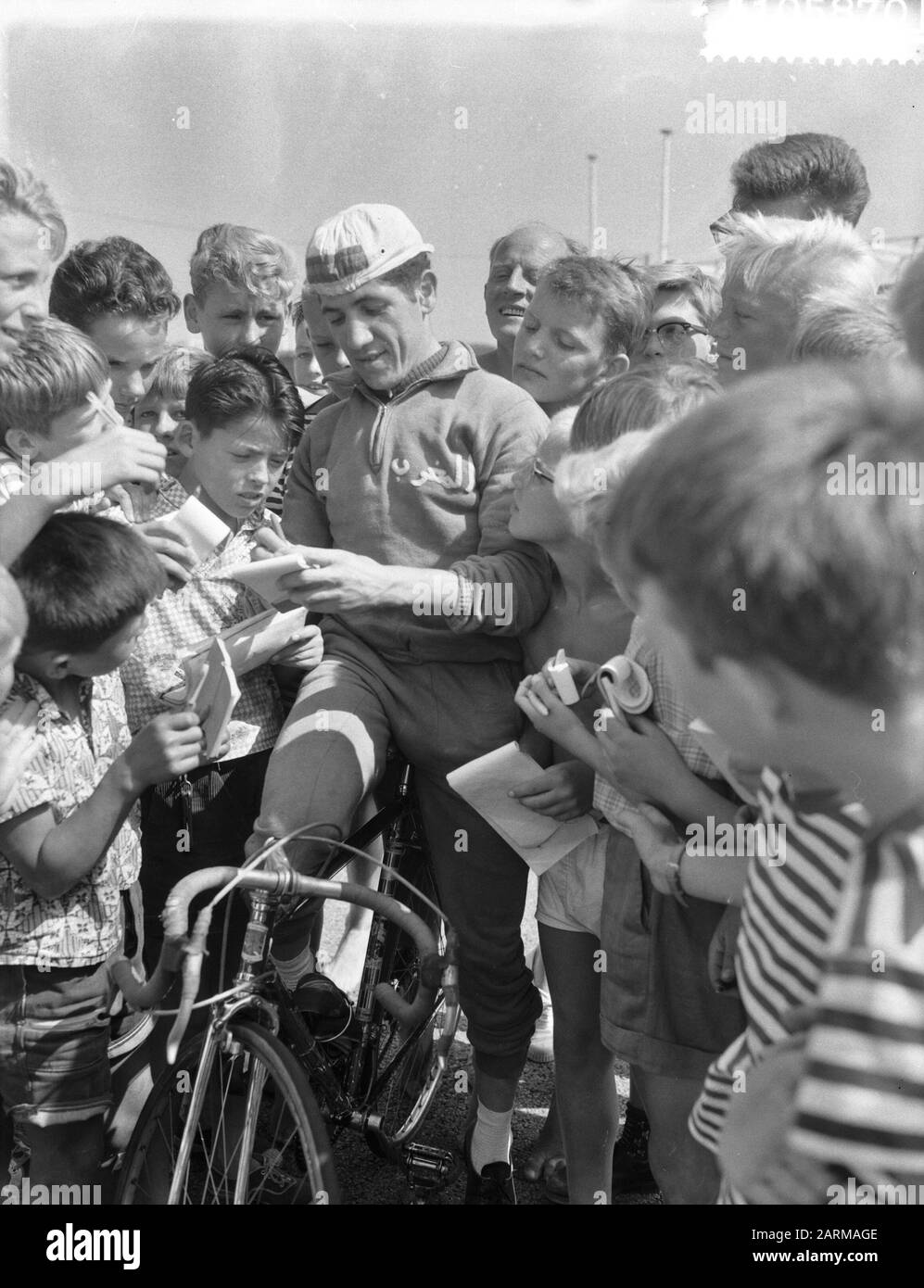 Training der Amateure auf der Straße in Zandvoort Fahrer aus Andorra teilt Unterschriften ab Datum: 13. August 1959 Ort: Noord-Holland, Zandvoort Schlüsselwörter: Sport, Radsport Stockfoto