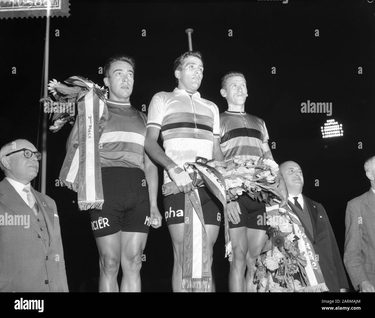 WM-Radsport auf der Strecke in Amsterdam von links Bouvet, Riviere und Brankart Anmerkung: Part Chase Professionals Datum: 13. August 1959 Ort: Amsterdam, Nordholland Schlüsselwörter: Sport, Radsport persönlicher Name: Bouvet, Albert, Brankart, Jean, Rivière, Roger Stockfoto