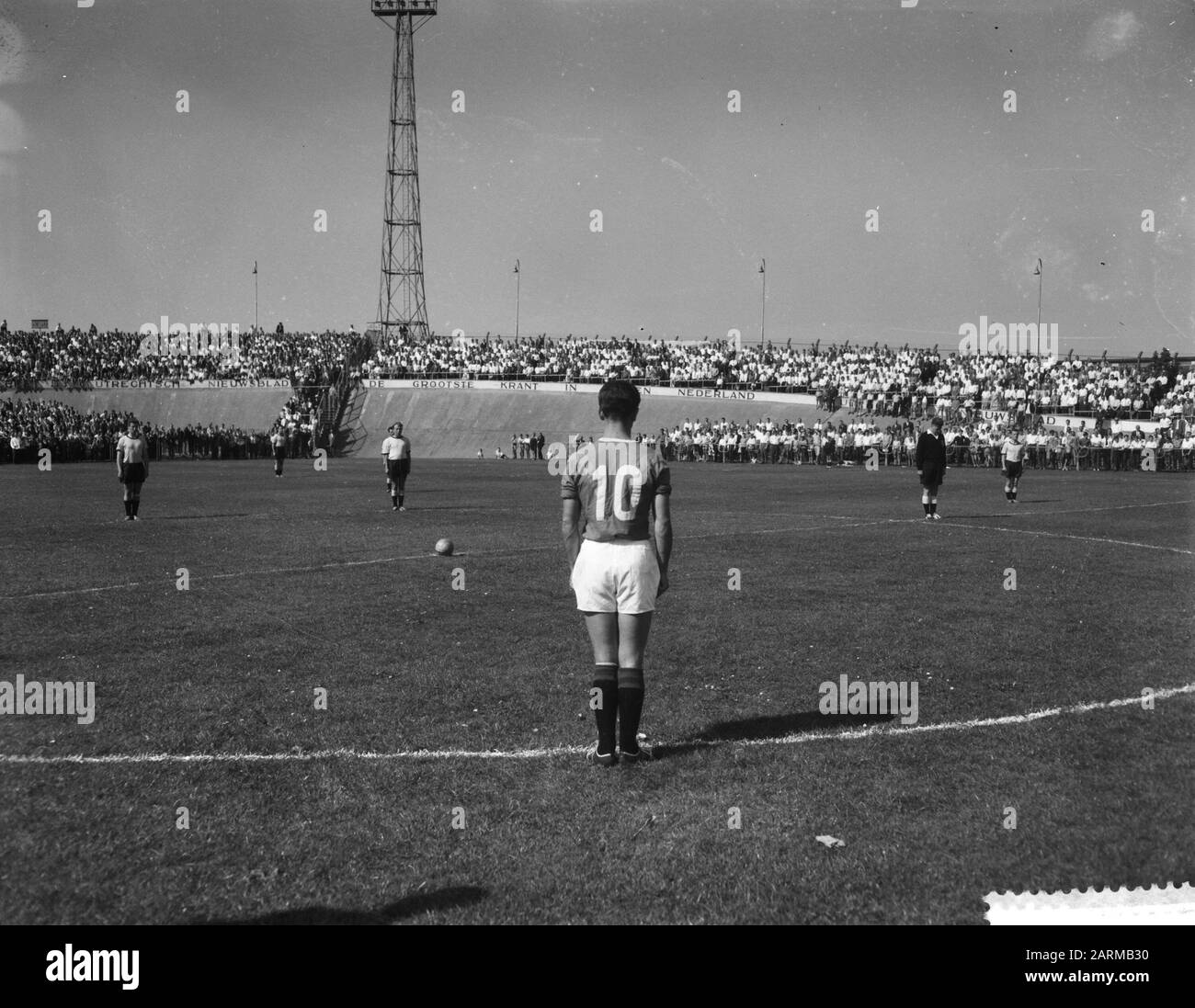 DOS gegen ADO 3-1, eine Schweigeminute für Karel Lotsy Datum: 6. September 1959 Personenname: Karel Lotsy Institution Name: ADO Stockfoto