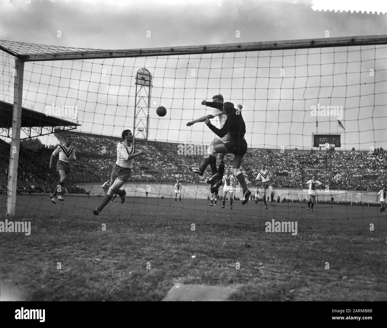 DWS gegen Ajax 1-0, Torhüter Heeres (DWS) mit Cees Groot in Aktion Datum: 20. September 1959 Ort: Amsterdam, Noord-Holland Schlüsselwörter: Sport, Fußball persönlicher Name: Groot, Cees Institutionenname: AJAX Stockfoto