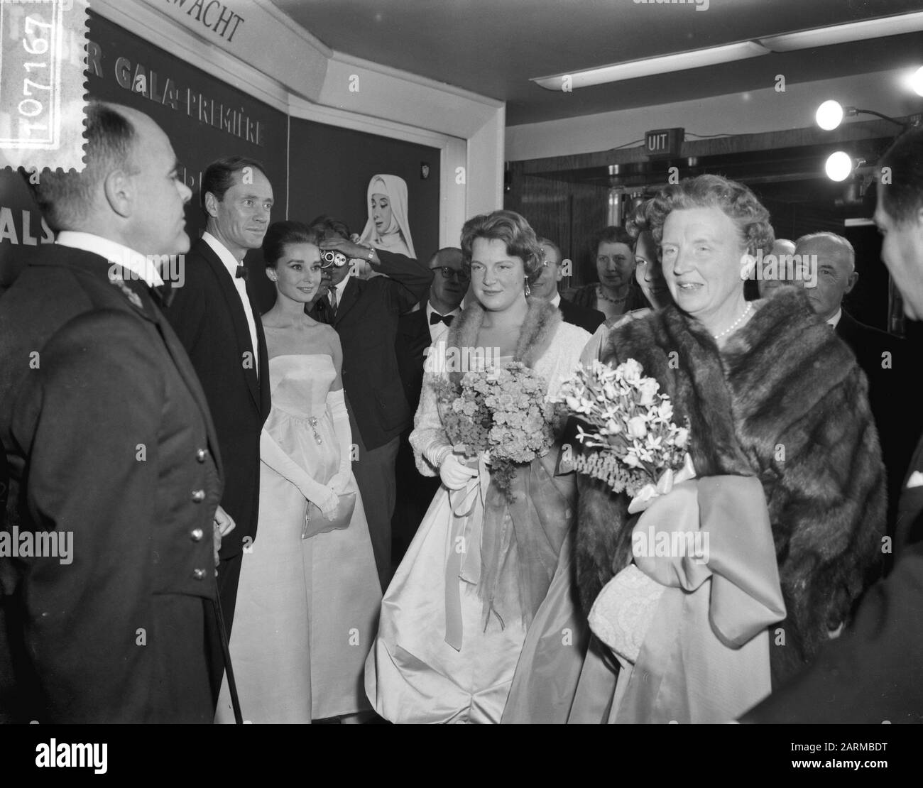 Gala Premiere The Unit Story City in Amsterdam in Anwesenheit von Königin Juliana, v. l.n.r. Mel Ferrer, Audrey Hepburn, Prinzessin Irene, Prinzessin Beatrix und Königin Juliana Datum: 1. Oktober 1959 Ort: Amsterdam, Noord-Holland Schlagwörter: Filme, Filmstars, Königinnen, Königshaus, Premieren, Prinzessinnen persönlicher Name: Beatrix (Prinzessin Niederlande), Ferrer, Mel, Hepburn, Audrey, Irene (Prinzessin Niederlande), Juliana (Königin der Niederlande) Stockfoto