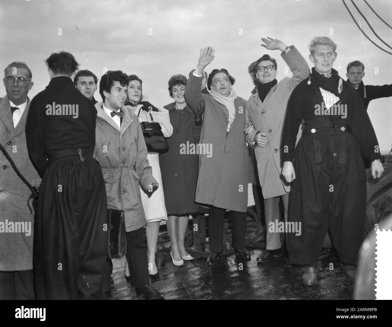 Tito Schipa in Volendam, Ankunft von Botter im Hafen Anmerkung: Italienischer Opernsänger (Tenor) und Komponist (1889-1965) Datum: 31. Oktober 1959 Ort: Noord-Holland, Volendam Schlüsselwörter: Sänger persönlicher Name: Schipa, Tito Stockfoto