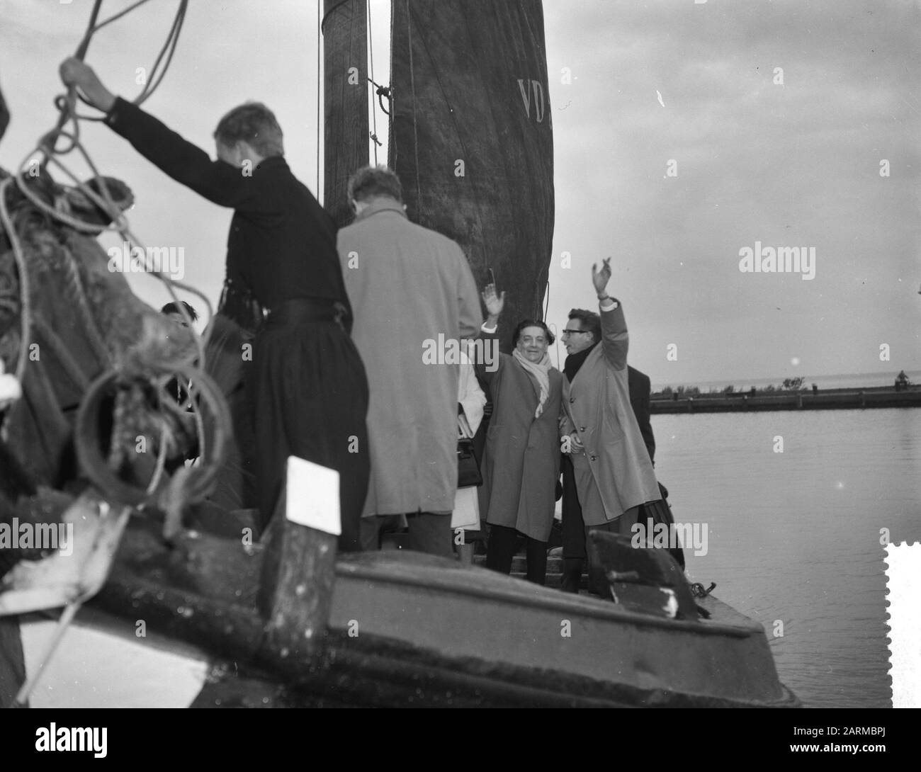 Tito Schipa in Volendam Annotation: Italienischer Opernsänger (Tenor) und Komponist (1889-1965) Datum: 31. Oktober 1959 Ort: Noord-Holland, Volendam Schlüsselwörter: Sänger, Segelschiffe Personenname: Schipa, Tito Stockfoto
