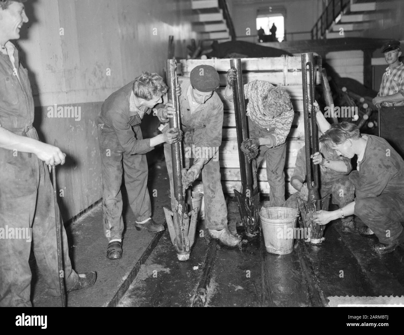 Vorbereitungen für den Segelflug von Willem Barendsz Beglätten der Harpunen Datum: 2. November 1959 Stichwörter: HARPOENS, Vorbereitungen, Verlassen Des Institutsnamens: Frau Willem Barentz Stockfoto