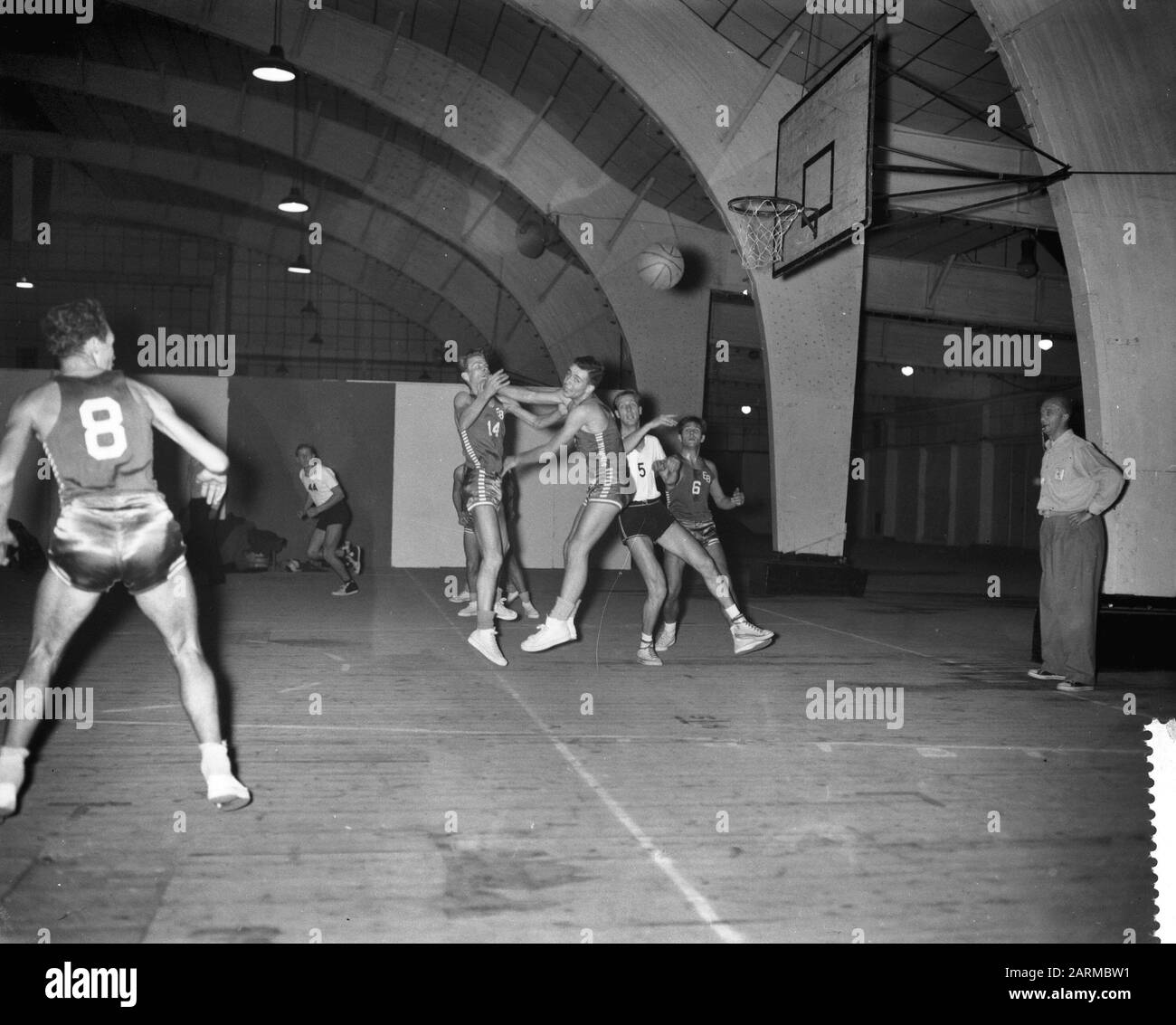 Internationales Basketballturniere im RAI Datum: 5. November 1959 Schlagwörter: Name der Basketballeinrichtung: RAI Stockfoto