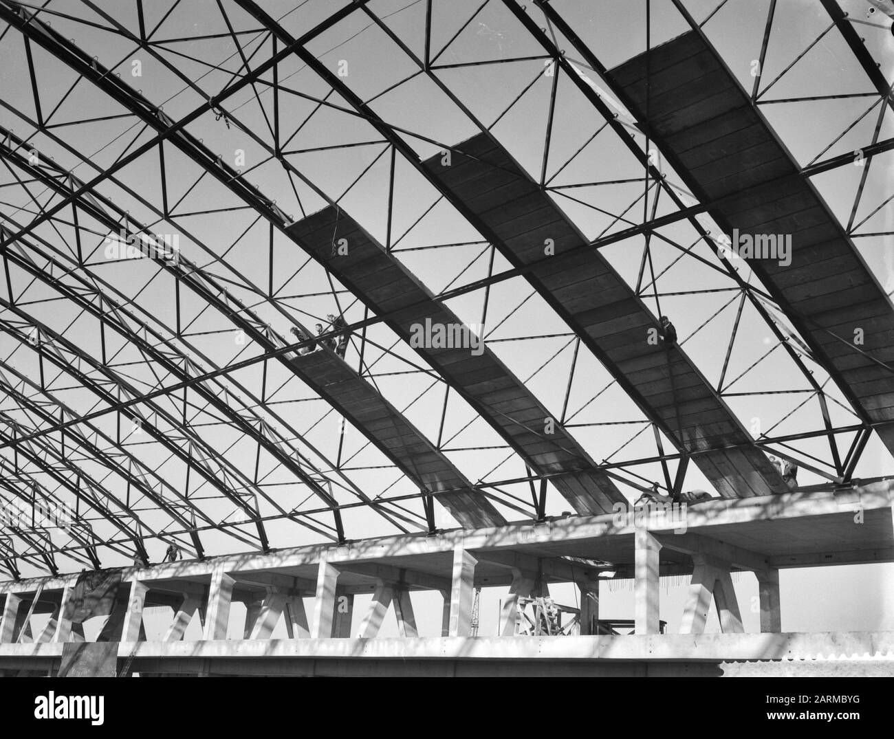 Baubeginn des neuen RAI-Gebäudes, Stahldachrahmen ist bestätigt Datum: 5. November 1959 Schlagwörter: Bauarbeiten, Dachrahmen, Gebäude Institutionenname: RAI Stockfoto