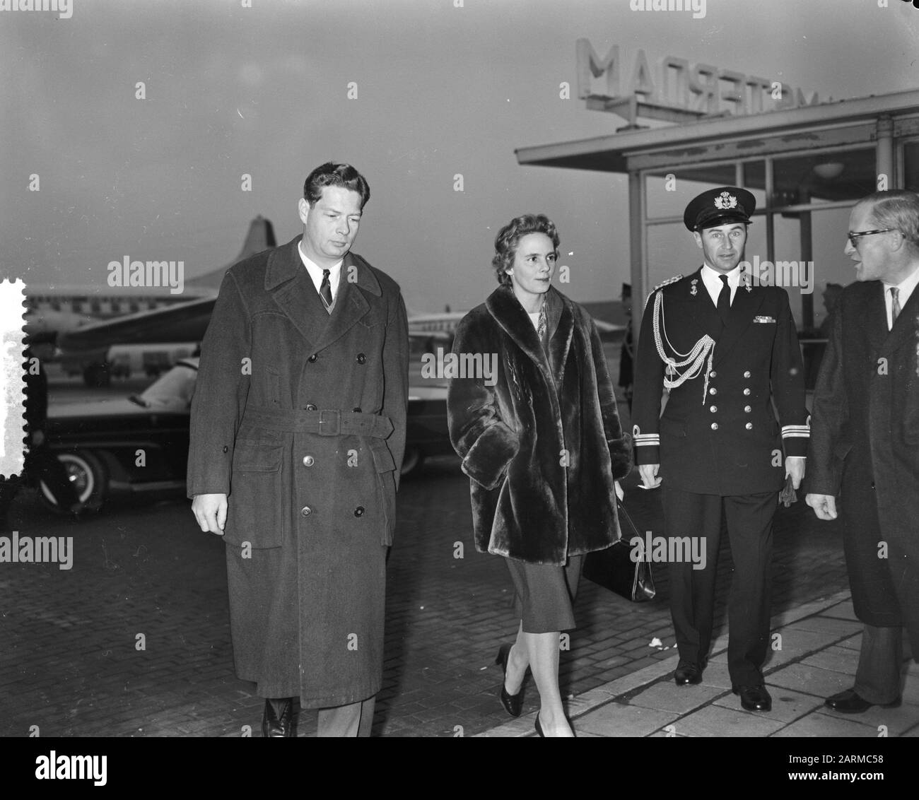 Ex-König Michael und Frau, die nach Zürich reisen Datum: 2. Dezember 1959 Ort: Zürich Schlüsselwörter: Abfahrt, Flughäfen persönlicher Name: Michael Stockfoto