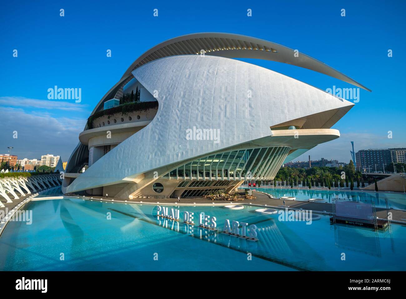 Valencia, Spanien - 11. Oktober 2019: Palast der Künste der Königin Sofia, Teil der Stadt der Künste und Wissenschaften in Valencia, Spanien Stockfoto