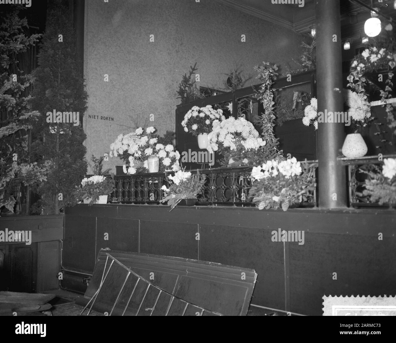 Dekoration der Weihnachtsblumenausstellung Amstel Flora im Centraal Theatre in Amsterdam Datum: 7. Dezember 1959 Ort: Amsterdam, Noord-Holland Schlüsselwörter: Weihnachtsblumenausstellungen persönlicher Name: Amstel Flora, Centraal Theatre Stockfoto