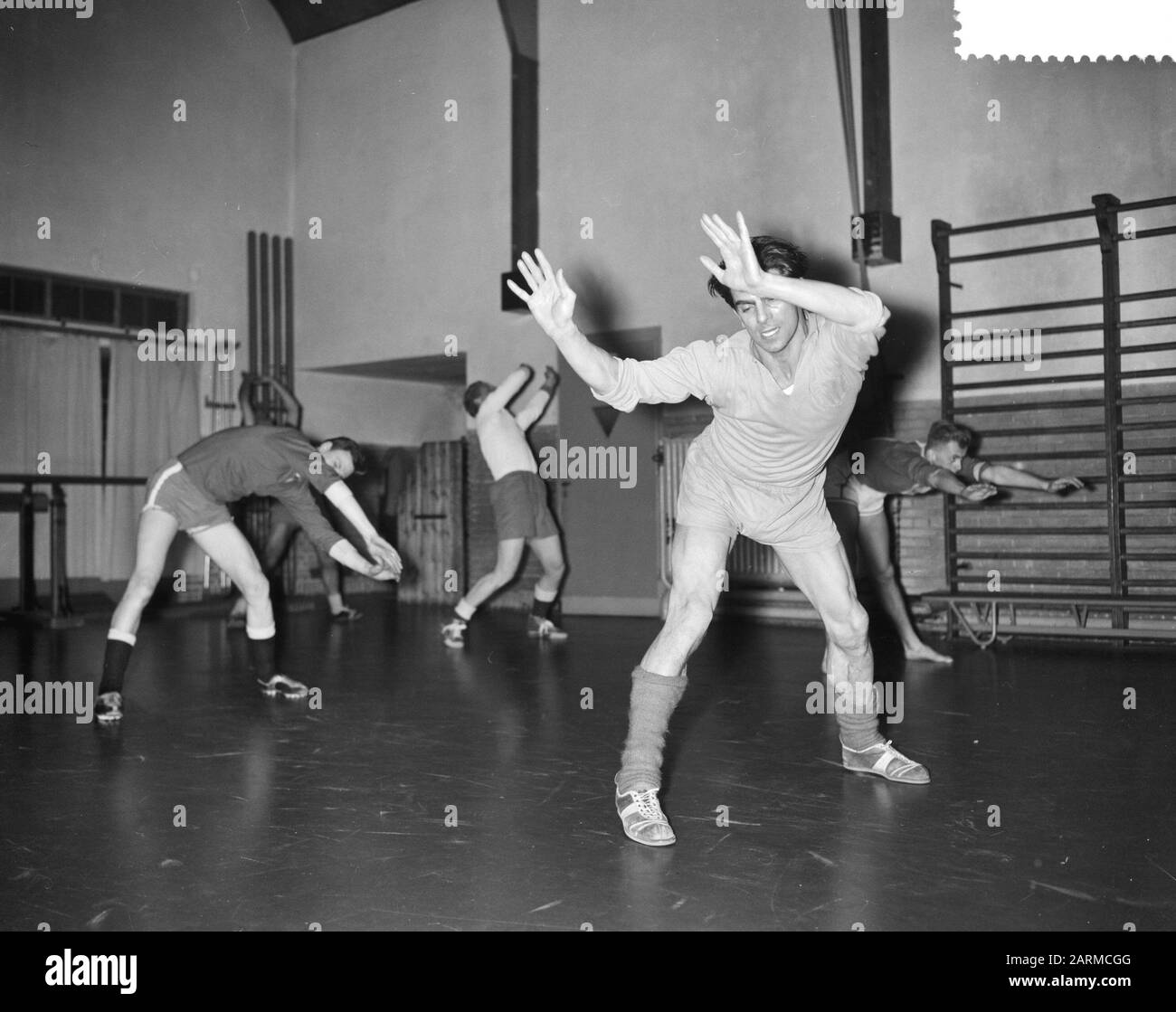 F. de Munck in der Ausbildung zum Handballer beim Sportverband Utrechter Anmerkung: Frans de Munck war Fußballtorhüter Datum: 12. Januar 1960 Schlagwörter: Handball, Sportperson Name: Munck, Frans de Stockfoto