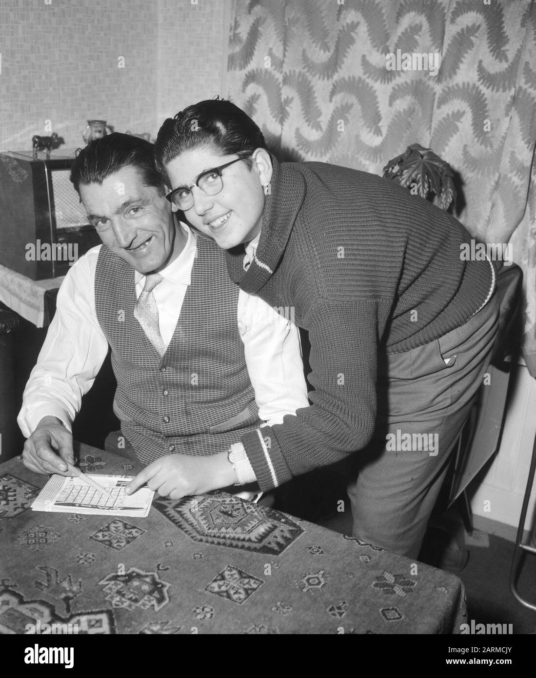 Gewinner Fußballpool Jongejan mit Sohn in Rotterdam Datum: 11. Januar 1960 Ort: Rotterdam, Zuid-Holland Schlagwörter: Gewinner, SOHN, Sport, Fußball Pools persönlicher Name: Jongejan Stockfoto