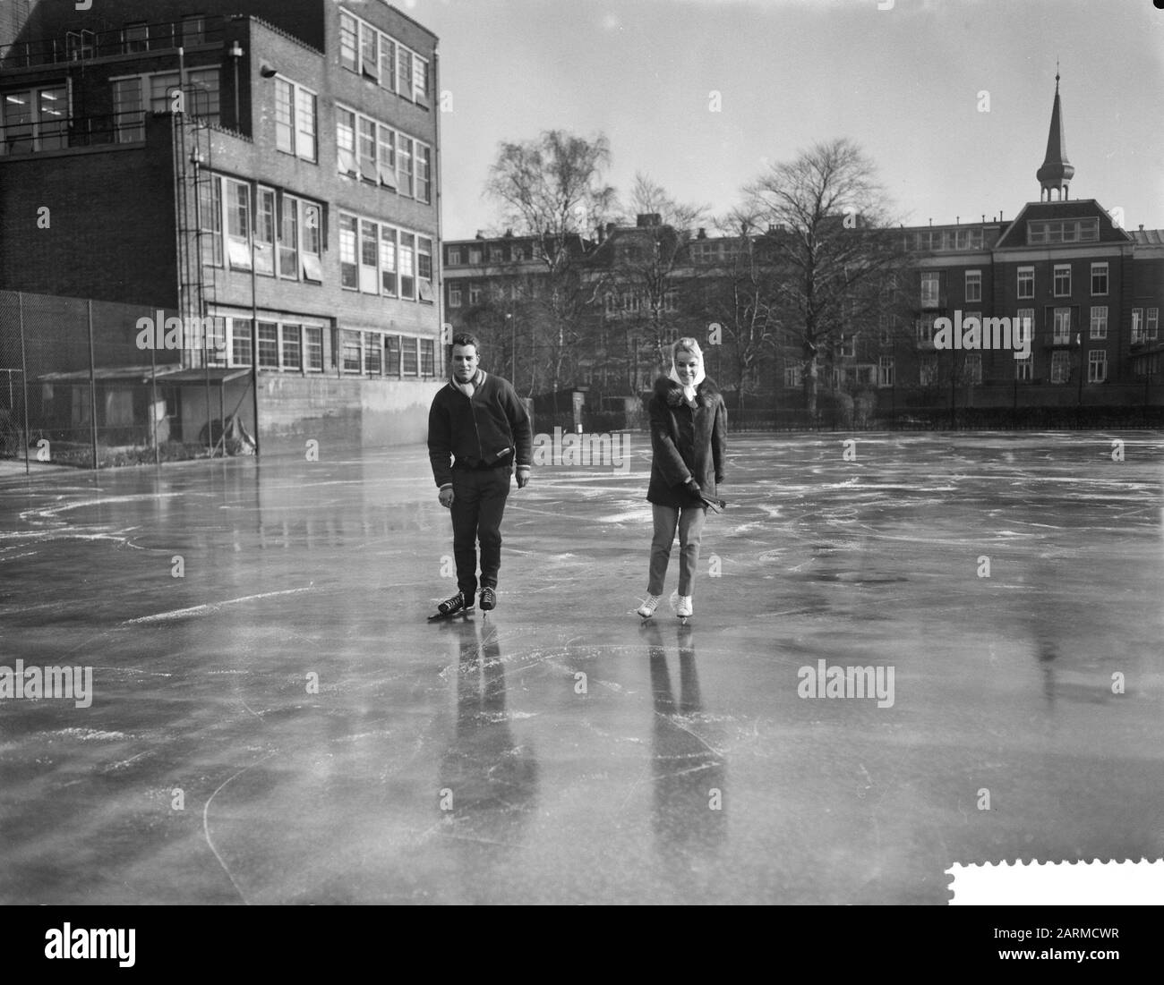 Schlittschuhlaufen auf der Eisbahn in der Nähe des Carrelaantje Datum: 8. Februar 1960 Schlagwörter: Schlittschuhlaufen, Eisbahnen, Sport Stockfoto