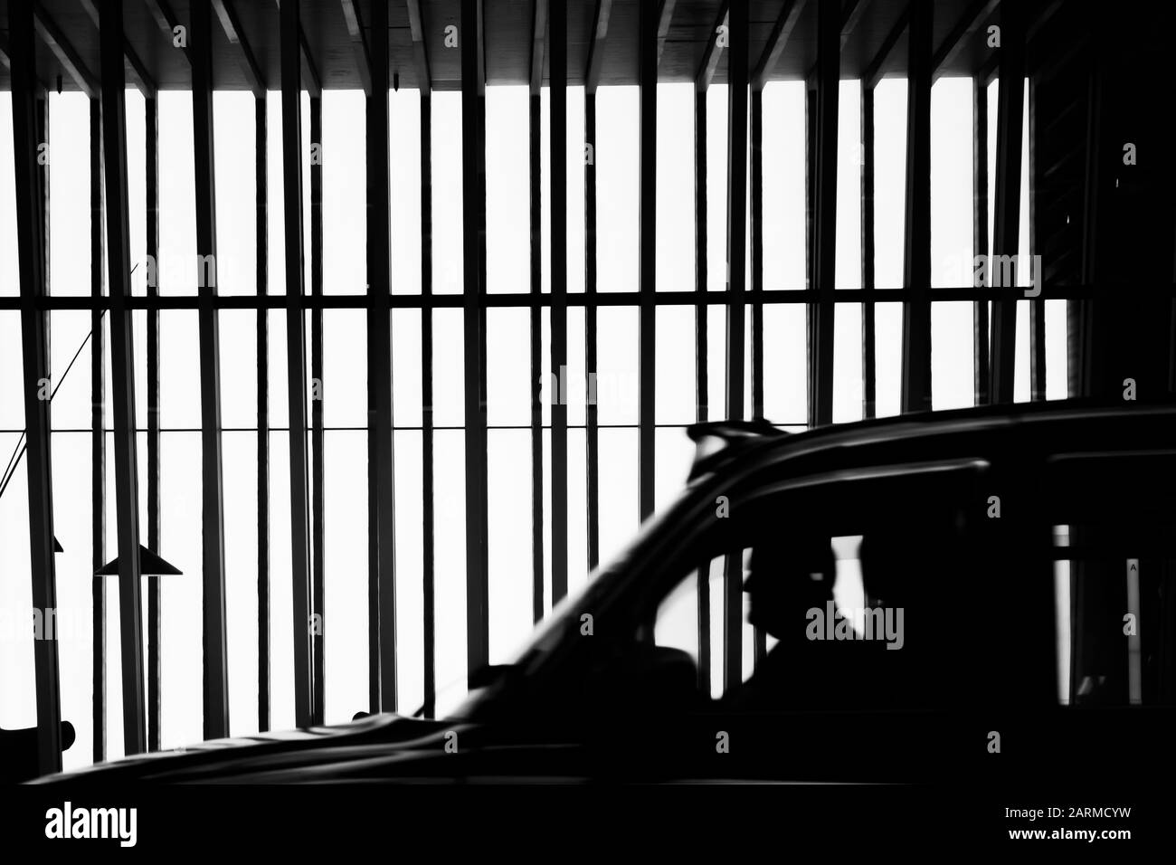 Schwarz-weißer Taxifahrer in London Stockfoto