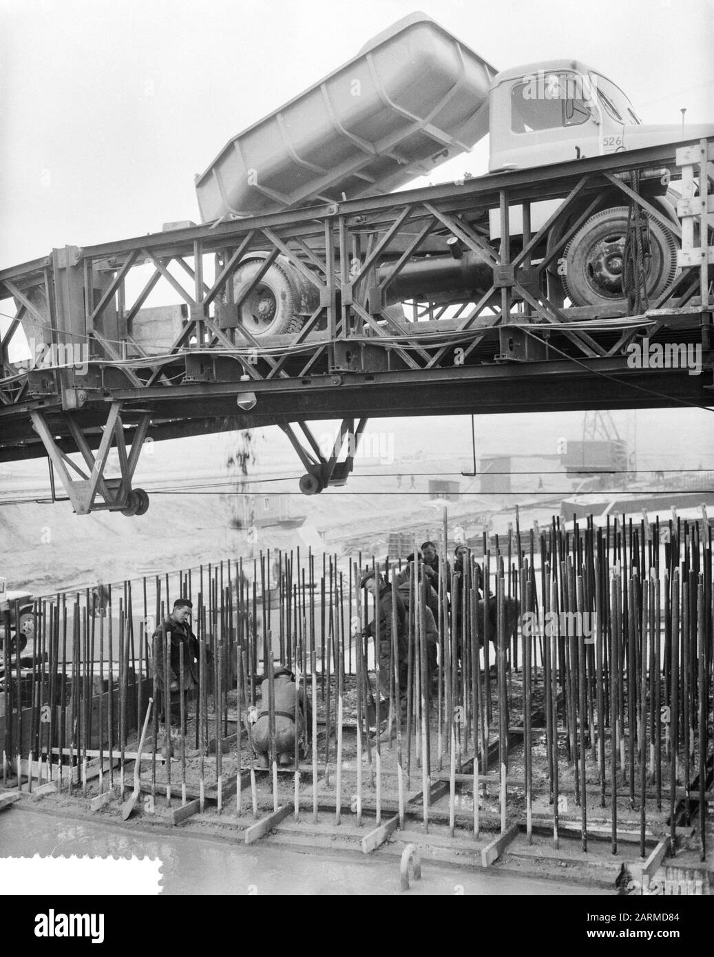 Die Arbeit an den Delta Works Gussbeton wird manipuliert, LKW bricht von einer bailey-brücke zusammen das Zementdatum: 14. März 1960 Schlagwörter: CONTROLTINGS, DELTA WORKS, Work, Work, etc. Lastwagen Stockfoto
