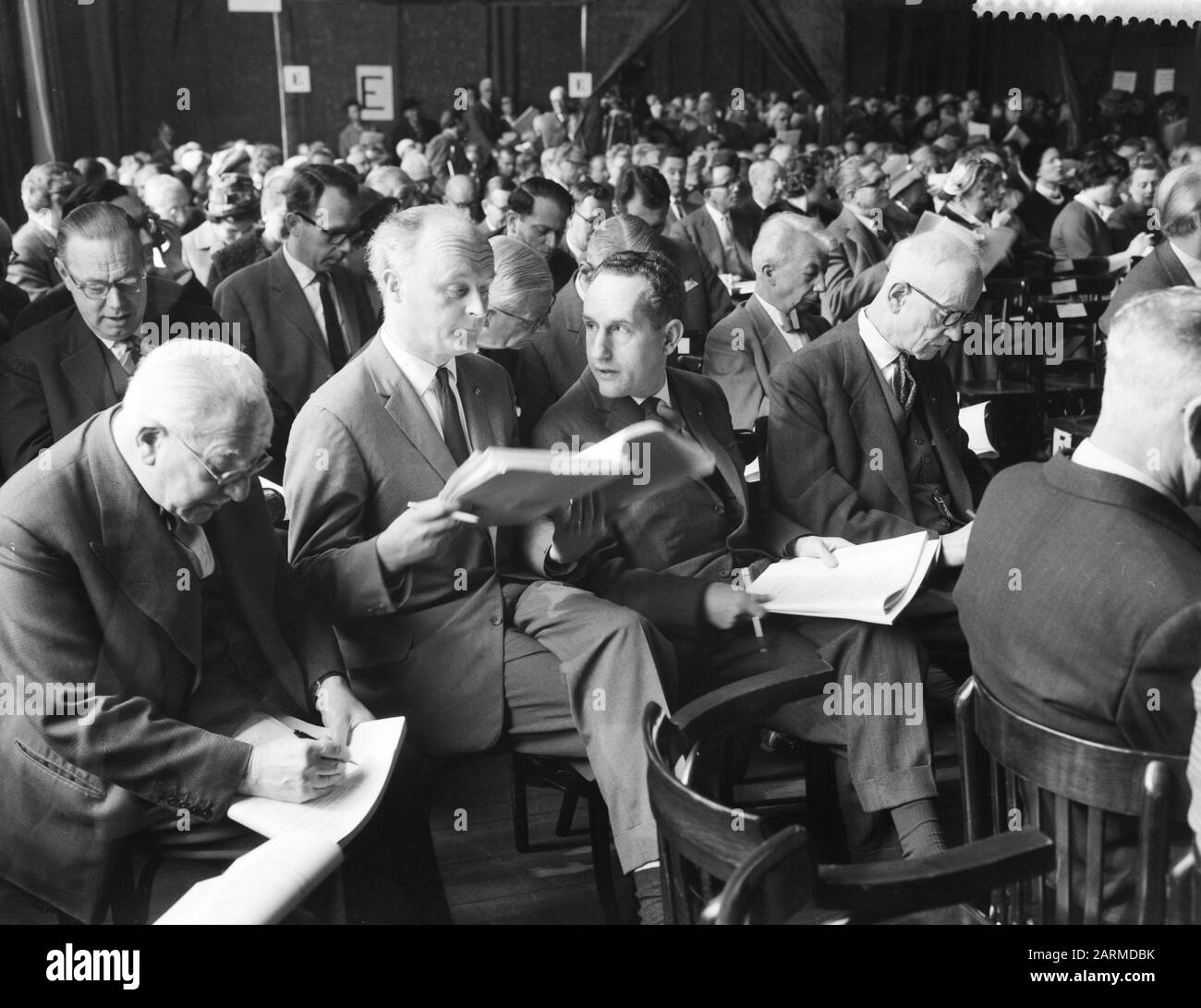 Versteigerung der Sammlung von Gemälden von W. J. R. Dreesm bei F. Muller, Direktor des Rijksmuseum dr. A. F. E. van Schendel (m) und Direktor des US-Dollar Datum: 22. März 1960 Schlüsselwörter: Gemälde, Direktoren, Auktionen, Sammlungen persönlicher Name: Dreesmann, Willem, F. Muller Stockfoto