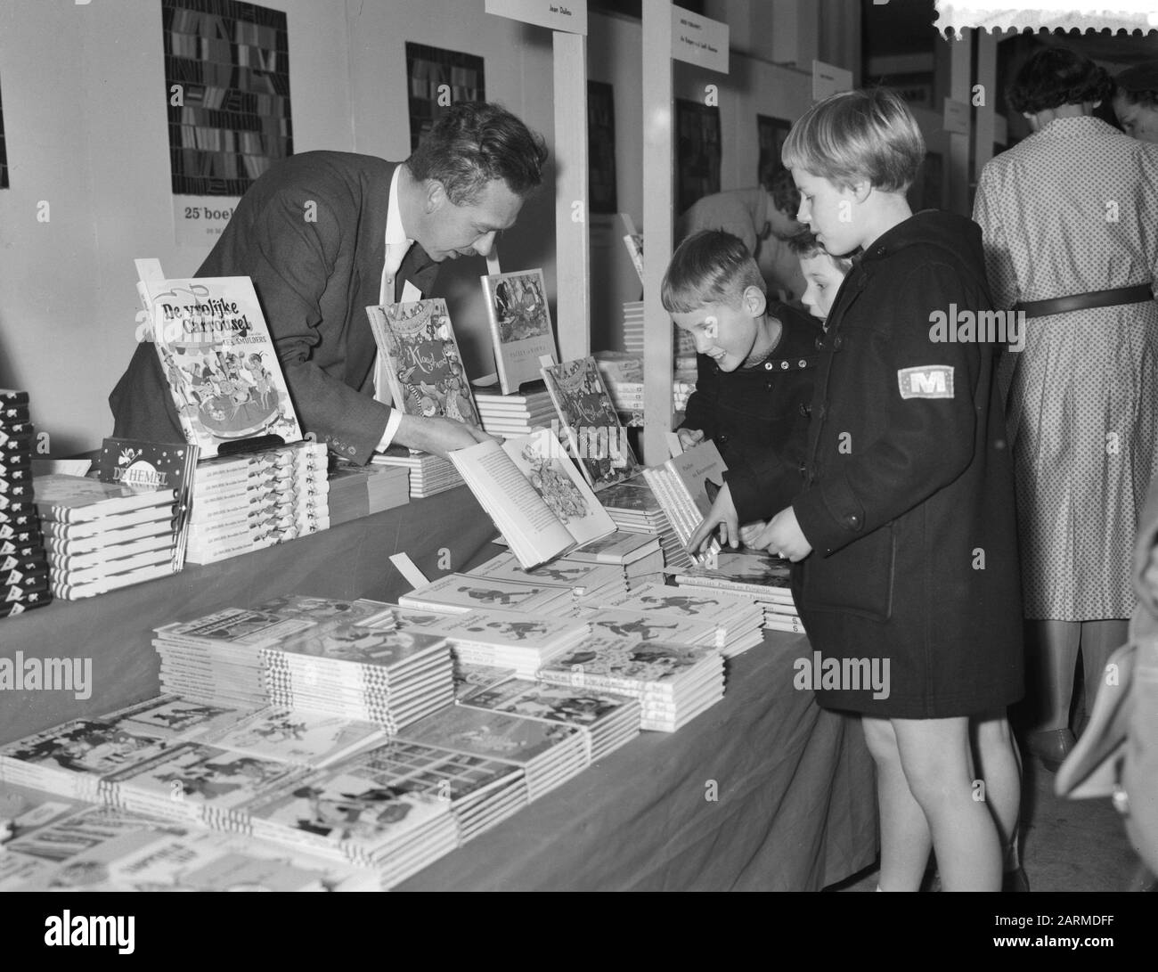 Kinderbuchwoche im Bijenkorf Datum: 2. April 1960 Schlagwörter: KinderbookSWEEK Stockfoto