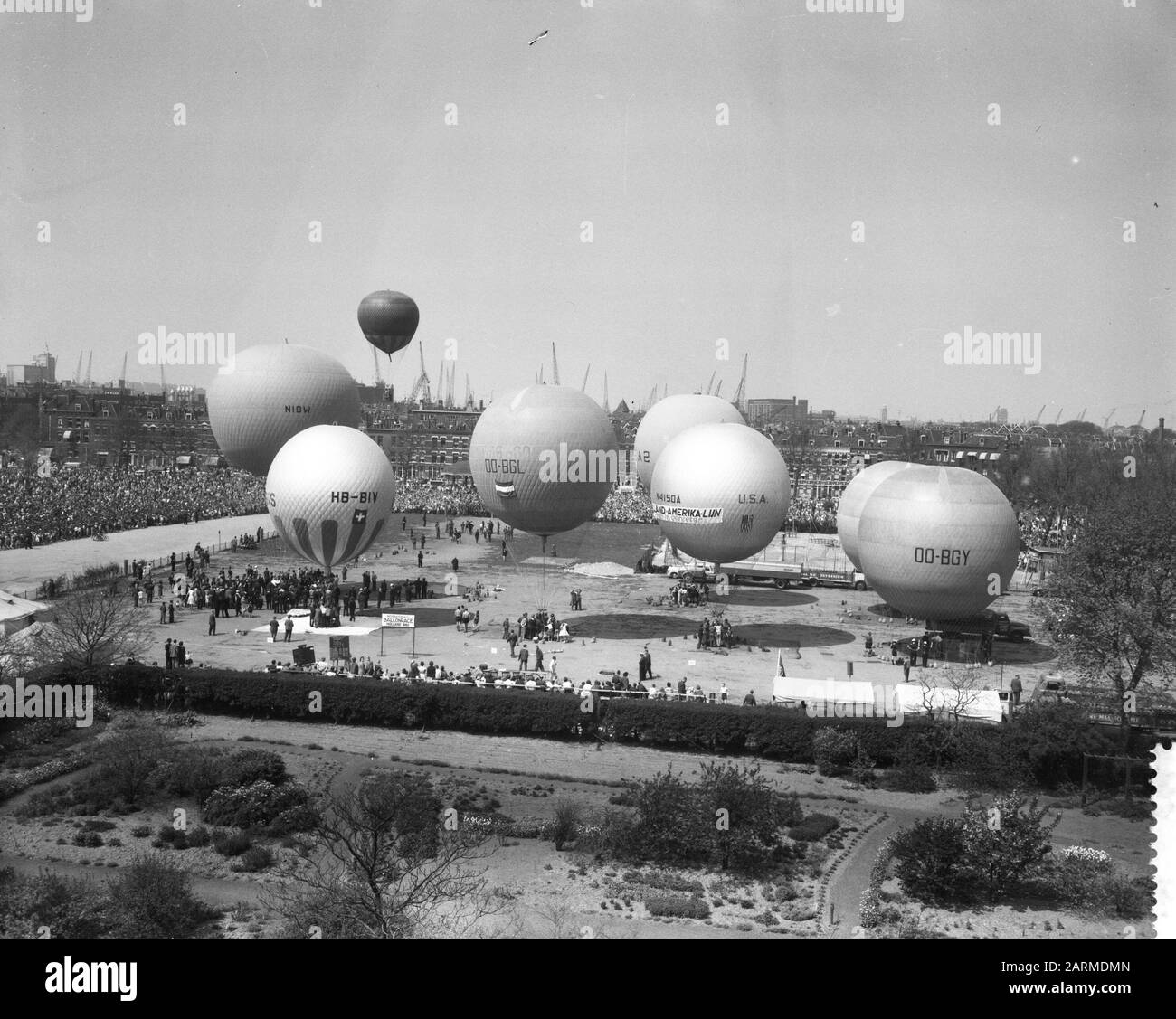 Internationaler Ballonaufstieg aufgrund des Befreiungstages in Rotterdam Datum: 5. Mai 1960 Ort: Rotterdam, Zuid-Holland Stichwörter: Vieringen, Ballonaufstieg Stockfoto