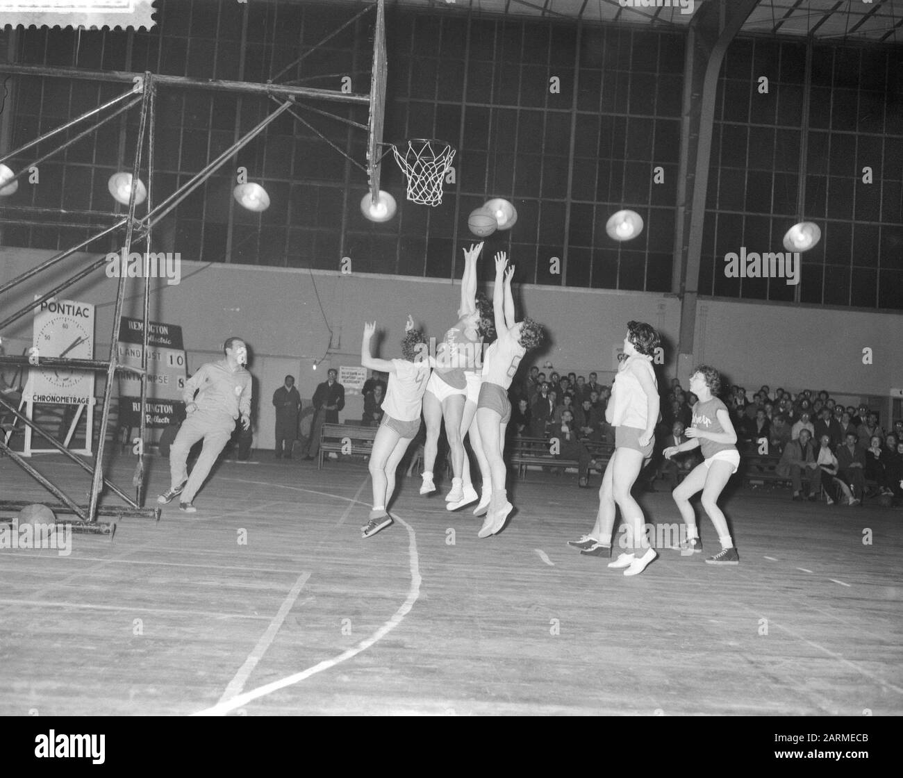 Internationales Basketball-Turnier im Apollohal in Amsterdam, Spiel zwischen Damen von Antwerpen und Landlu Datum: 28. Dezember 1959 Ort: Amsterdam, Noord-Holland Schlüsselwörter: Basketballturniere, Wettbewerbe Name Der Institution: Apollohal Stockfoto