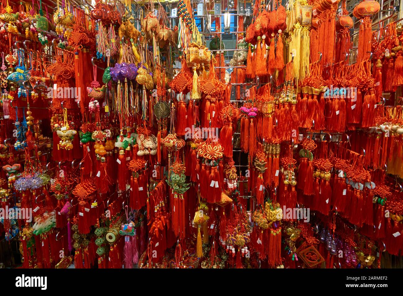 Traditionelle chinesische Knoten Glücksbringer zum Verkauf bei chinesischen Neujahrsfeiern, International Village Mall, Chinatown, Vancouver, BC, Kanada Stockfoto