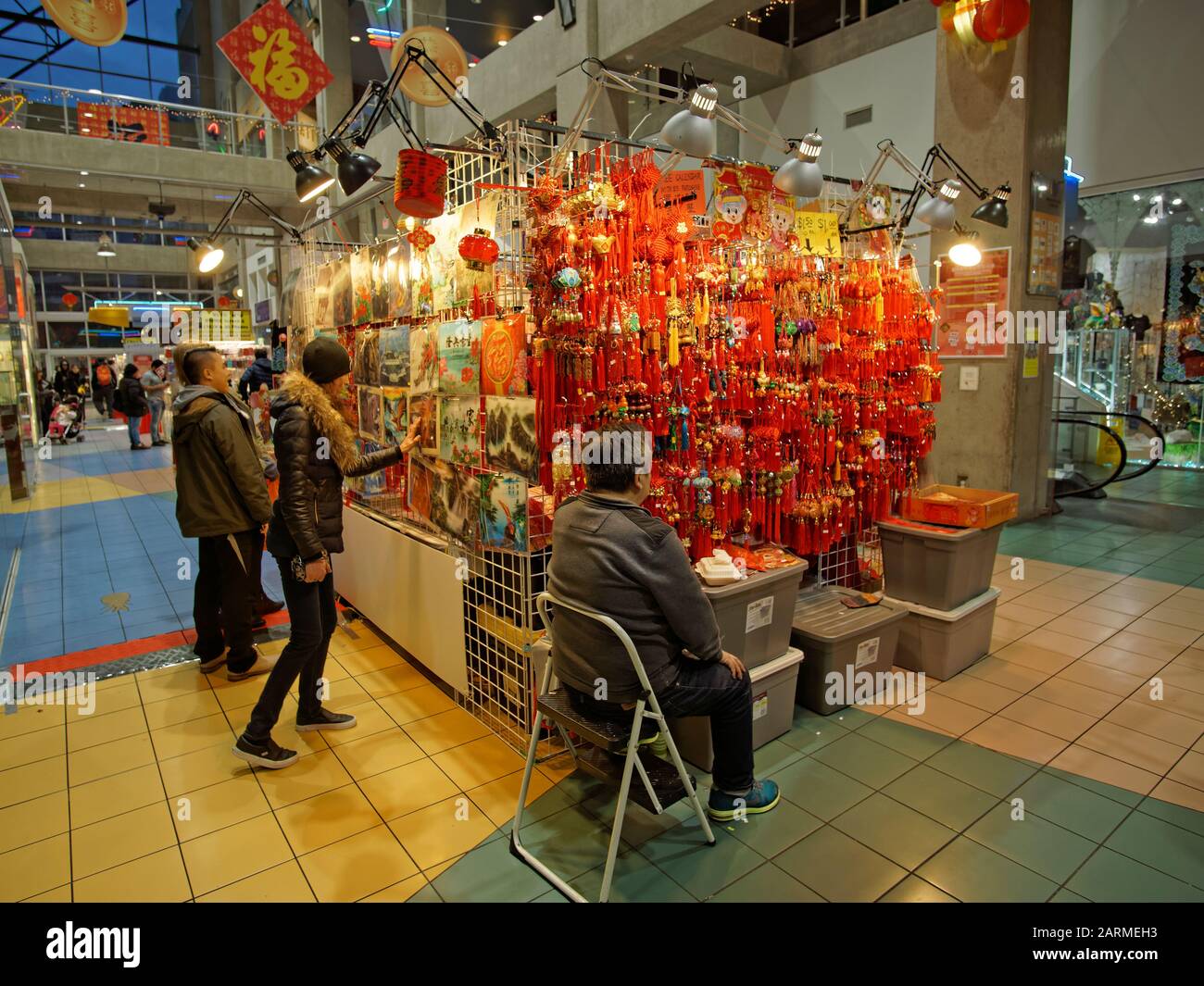 Händler, die chinesische Glücksbringer bei chinesischen Neujahrsfeiern 2020, International Village Mall, Chinatown, Vancouver, BC, Kanada verkaufen Stockfoto