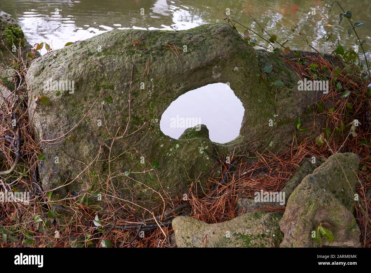 Ein Kalkfelsen mit herzförmigem Loch, Dr. Sun Yat-Sen Classical Garden, Chinatown, Vancouver, BC, Kanada Stockfoto