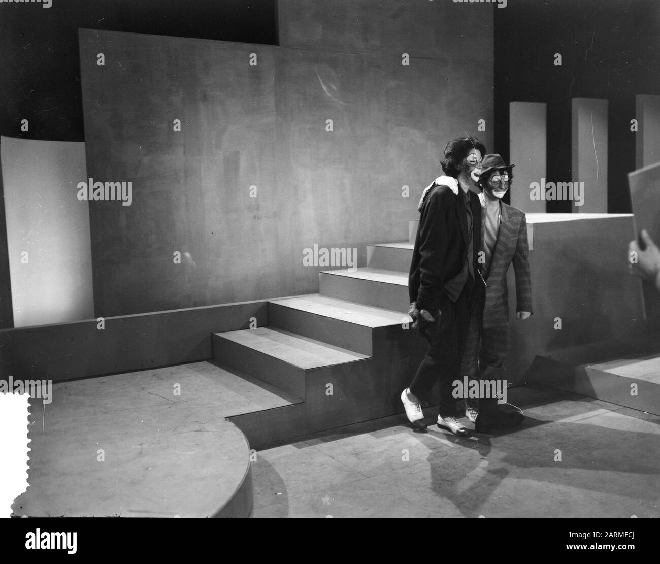 TV-Programm mit den Hauptdarstellern Corry Brokken und Mies Bouwman als Clowns Datum: 29. Oktober 1960 Schlagwörter: Clowns Personenname: Bouwman, Mies, Brokken, Corry Stockfoto