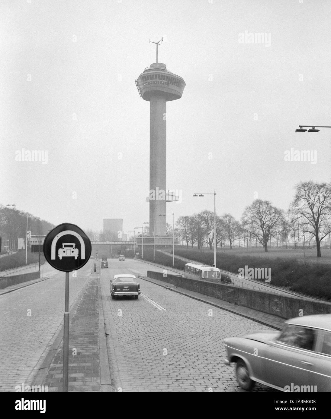 Der Euromast Euromast in Rotterdam-Anmerkung: Der Euromast (1958-1960) wurde von dem Architekten H.A. Maaskant anlässlich der Floriade in Rotterdam 1960 entworfen. National Monument Datum: 4. Februar 1961 Standort: Rotterdam, Zuid-Holland Schlüsselwörter: Verkehrszeichen Institutionenname: Euromast Stockfoto