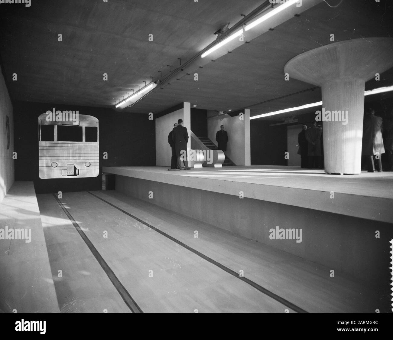 Arbeiten am Metrobau in Rotterdam, große Metrostation in Rotterdam Datum: 21. Februar 1961 Standort: Rotterdam, Zuid-Holland Schlüsselwörter: Metrobau, U-Bahn-Stationen, Werke Stockfoto