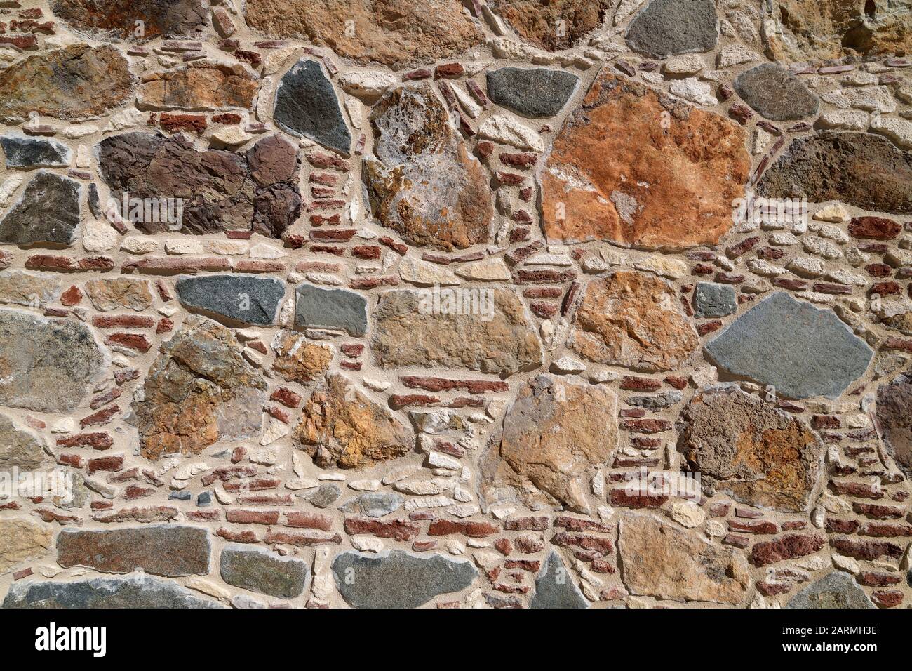 Fragment einer alten Steinmauer in Zypern, Hintergrund Stockfoto