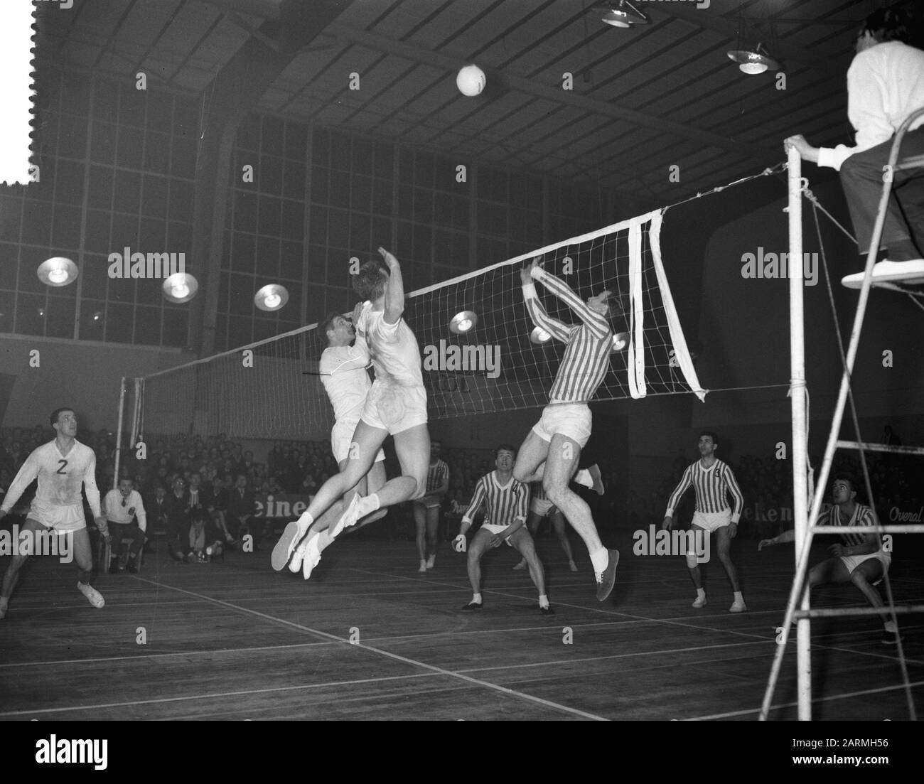 Europa-Cup Volleyball MVC-Reva gegen Rapid Bucarest Datum: 19. März 1961 Schlagwörter: VOLYBALL Personalname: Europa-Cup-Institution Name: MVC-Reva, Rapid Bukarest Stockfoto