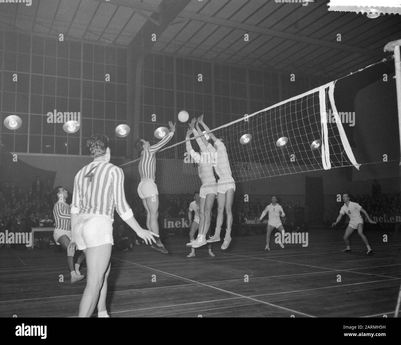 Europa-Cup Volleyball MVC-Reva gegen Rapid Bucarest Datum: 19. März 1961 Schlagwörter: VOLYBALL Personalname: Europa-Cup-Institution Name: MVC-Reva, Rapid Bukarest Stockfoto