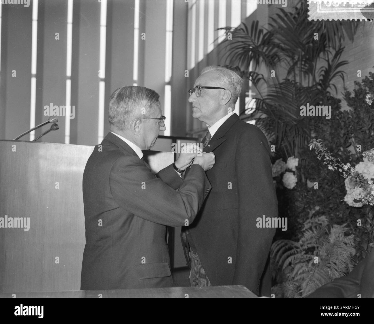 Handelskammer 150 Jahre. The Quay spinnt die Medaille bei Herrn G. M. Greup Datum: 28. April 1961 Schlagwörter: Medaillen Stockfoto
