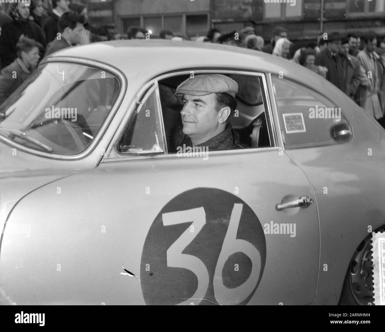 Ende der Tulpenrallye in Noordwijk. The German H. J. Walter Annotation: Er wurde Zweiter in einem Porsche Carrera Datum: 5. Mai 1961 Ort: Noordwijk Schlüsselwörter: Autorally's, Motorsport, Sport Persönliche Bezeichnung: Walter, H.J. Stockfoto