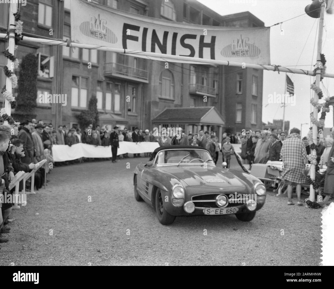 Ende der Tulpenrallye in Noordwijk. Ankunft von Hans Tak und W. Lijmer [in einem Mercedes 300 SL] Datum: 5. Mai 1961 Ort: Noordwijk Schlagwörter: Autos, Autos, Autos, Sport Personenname: Lijmer, W., Tak, Hans Stockfoto