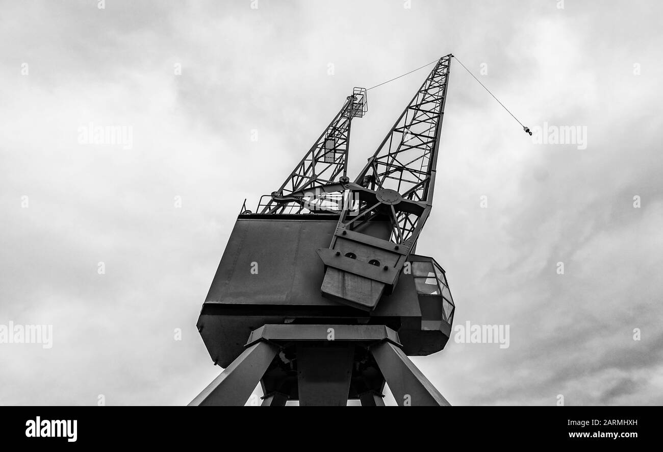 Sonderansicht eines Ladekrans für Schiffe im Hamburger Hafen in der Hafenstadt in Schwarz-Weiß Stockfoto