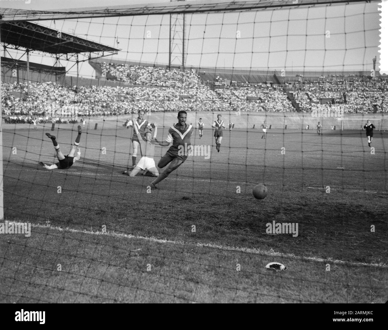Volewijck gegen Elinckwijk im Olympiastadion Amsterdam. Schaft erzielt zweites Tor Datum: 30. Juni 1961 Ort: Amsterdam, Noord-Holland Schlüsselwörter: Sport, Fußball persönlicher Name: Elinkwijk Institutionenname: Olympiastadion, Volewijckers Stockfoto