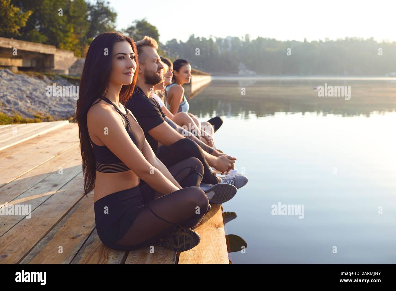 Gruppe von Menschen, die Ruhe im Park entspannen am See Stockfoto