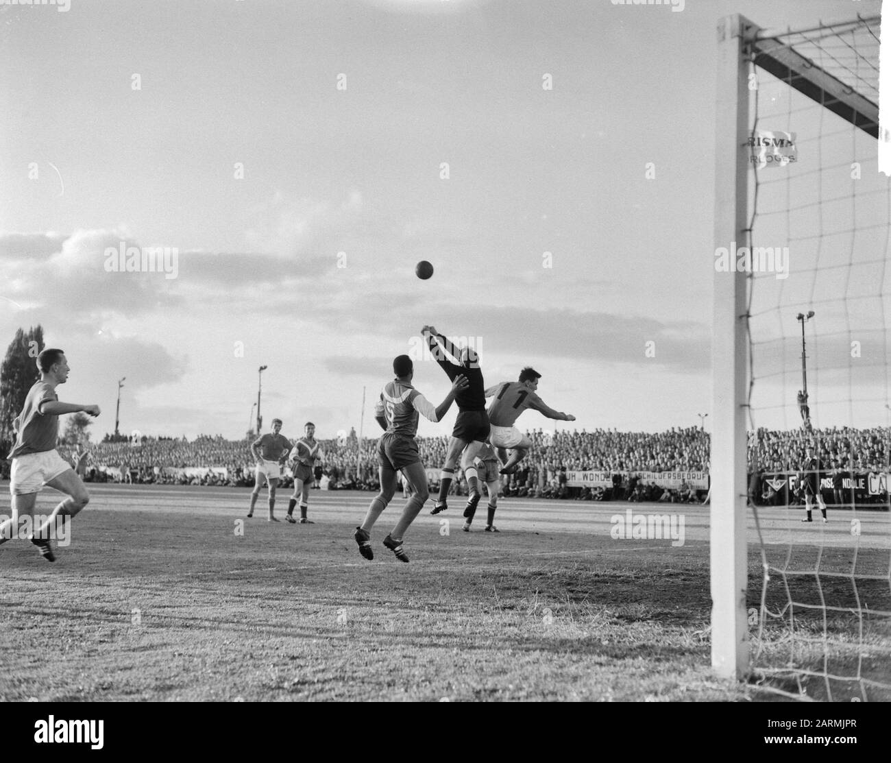 Elinkwijk gegen Volewijckers. Spielmoment für das Tor Datum: 5. Juli 1961 Schlagwörter: Sport, Fußball-Institution Name: Volewijckers Stockfoto