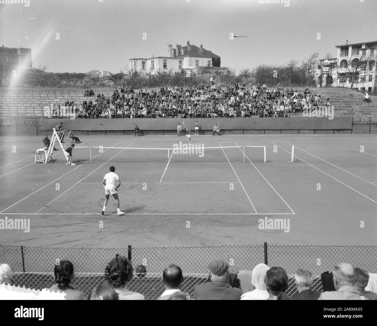 Tennis Noordwijk. Profi-Meisterschaft. Hoad (Australien) vs. Haillet (Frankreich) Datum: 4. August 1961 Ort: Noordwijk Schlüsselwörter: Tennisname: Haillet, Robert, Hoad, Lew Stockfoto