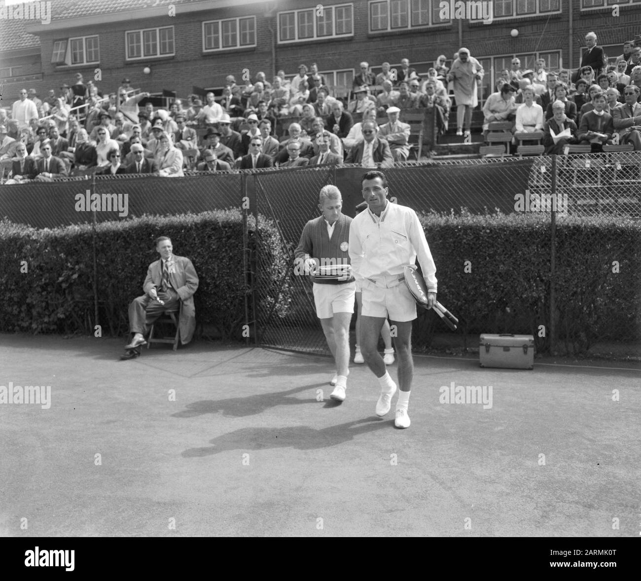 Tennis Noordwijk. Profi-Meisterschaft. Robert Haillet (rechts) und Lew Hoad (links). Datum: 4. August 1961 Ort: Noordwijk Schlagwörter: Tennisname: Haillet, Robert, Hoad, Lew Stockfoto