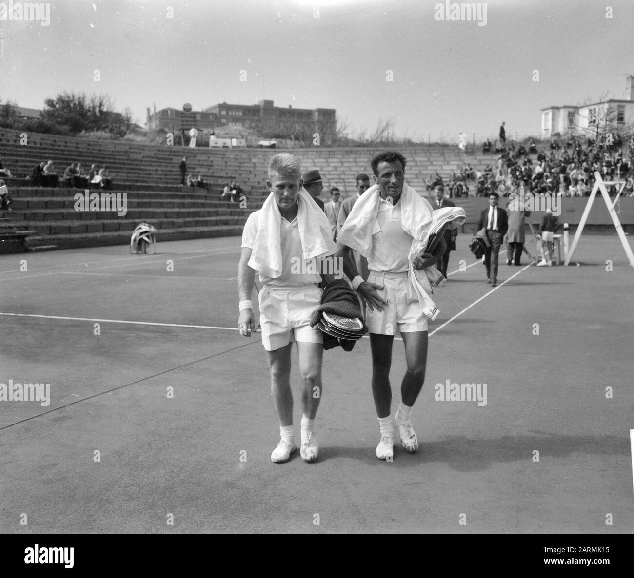 Tennis Noordwijk. Profi-Meisterschaft. Hoad (Australien) und Haillet (Frankreich, rechts) Datum: 4. August 1961 Ort: Noord-Holland, Noordwijk Schlüsselwörter: Tennis, Tennisname: Haillet, Robert, Hoad, Lew Stockfoto