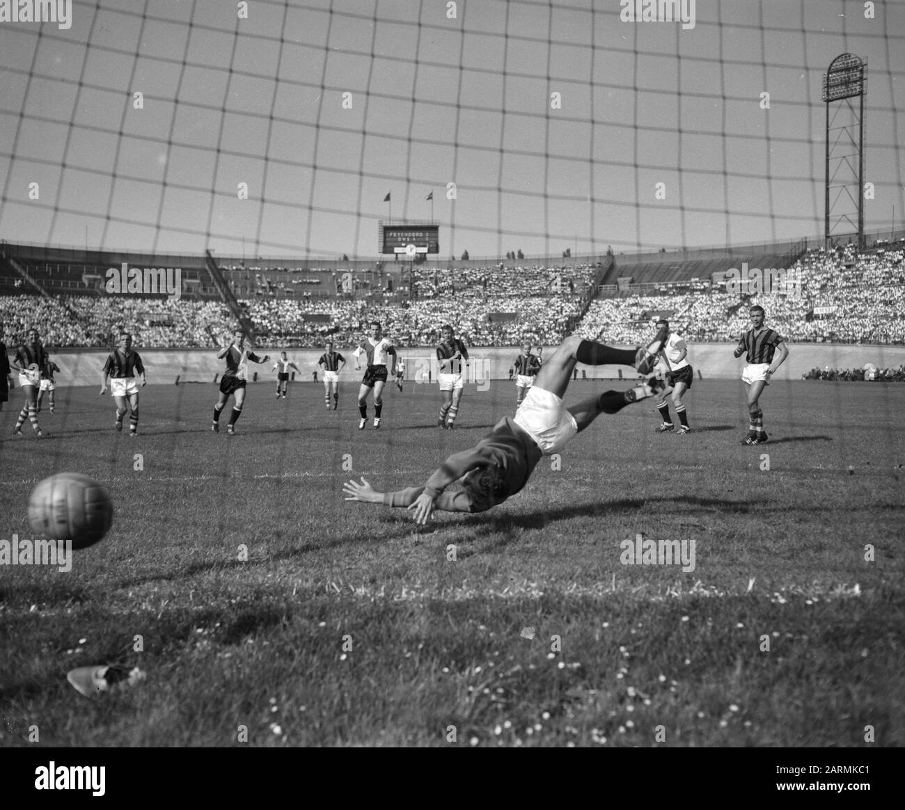 DWSA gegen Feyenoord 2-3 Letztes Tor für Feyenoord Datum: 17. September 1961 Schlagwörter: Tore, Sport, Fußball-Institution Name: Feyenoord Stockfoto